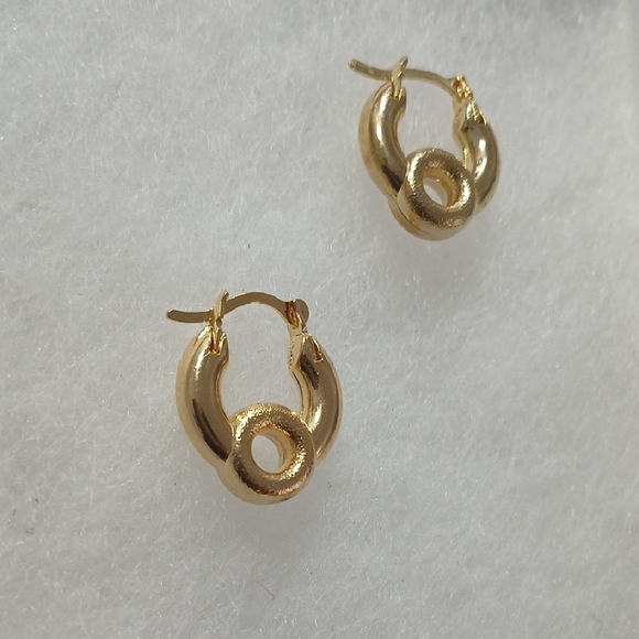 Elegant Gold Hoop Earrings - Picture 2 of 7